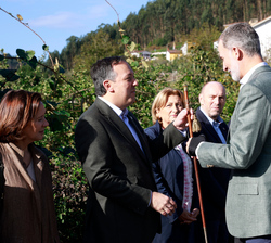 Su Majestad el Rey recibe el bastón de mando de manos del alcalde de Villaviciosa, Alejandro Vega